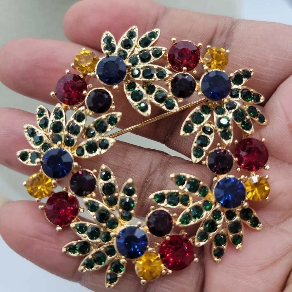 Christmas Brooch • Goldtone & Crystal Wreath • Brand New